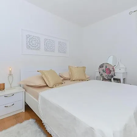 2 Bedroom Awesome In Apartament Makarska