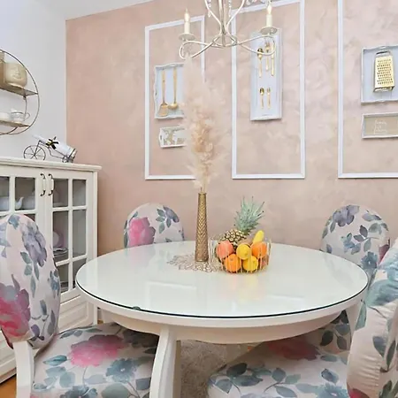 Apartament 2 Bedroom Awesome In Makarska