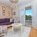 شقة 2 Bedroom Awesome In ماكارسكا