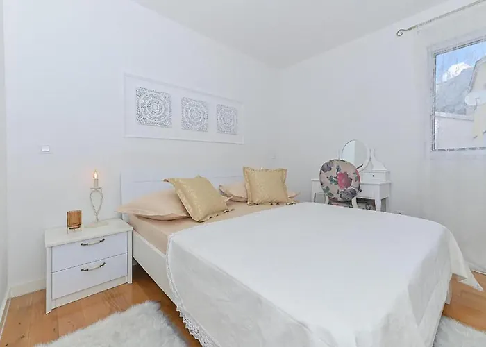 2 Bedroom Awesome In Apartment Makarska