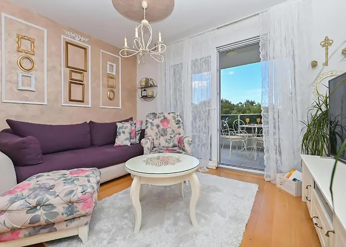 Apartment 2 Bedroom Awesome In Makarska