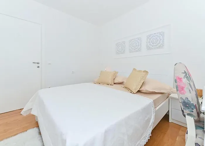 Apartment 2 Bedroom Awesome In