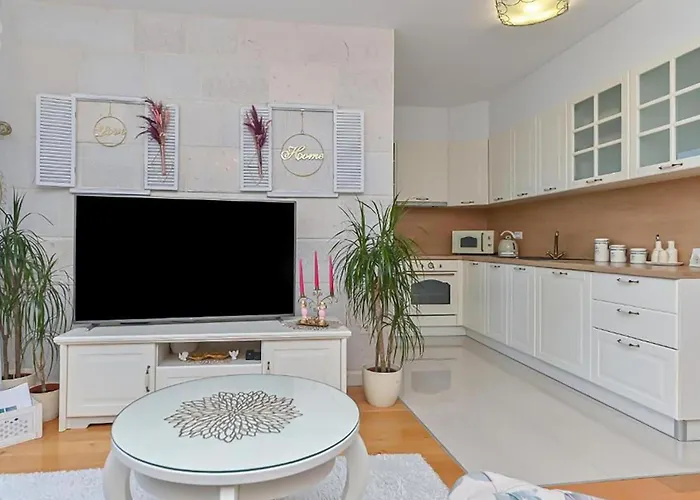2 Bedroom Awesome In Apartment Makarska