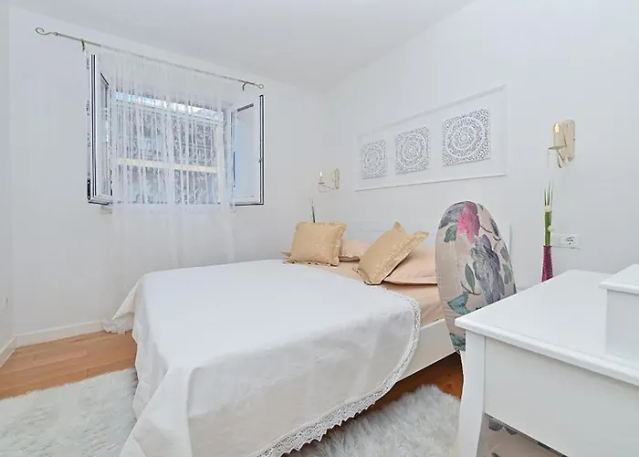 2 Bedroom Awesome In Apartment Makarska