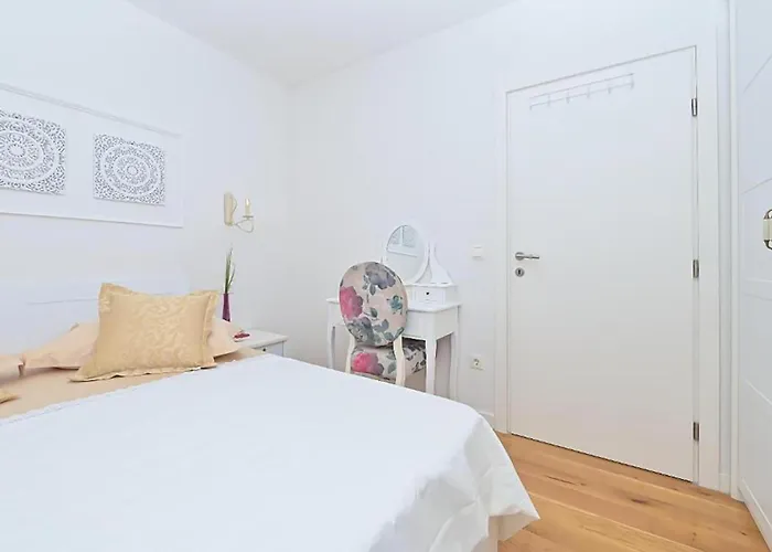 2 Bedroom Awesome In Apartment *