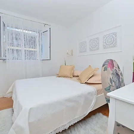 2 Bedroom Awesome In Apartment Makarska